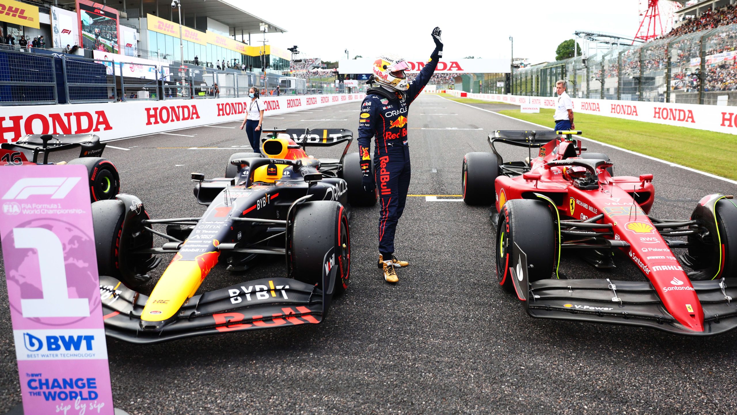Verstappen izcīna pole pozīciju F1 Singapūras GP kvalifikācijā